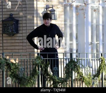 Illinois Gov. Rod Blagojevich guarda al di fuori della sua casa sul dicembre 12, 2008 a Chicago. Il presidente eletto Barack Obama ha invitato Blagojevich a rassegnare le dimissioni dopo che il governatore era stato arrestato martedì con l accusa di aver tentato di vendere il Senato sedile lasciato libero da Obama per il denaro e favori e altre cariche di corruzione. (UPI foto/David banche). Foto Stock