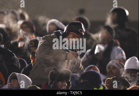 Chicago Bears fans brave il freddo durante il primo trimestre come essi svolgono il Green Bay Packers a Soldier Field su dicembre 22, 2008 a Chicago. (UPI foto/Brian Kersey) Foto Stock