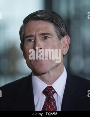 Robert Blagojevich, fratello di ex Illinois Gov. Rod Blagojevich parla ai giornalisti alla corte federale dopo il suo arraignment in Chicago il 14 aprile 2009. Insieme con la ex governatore e suo fratello Rob, Springfield, Illinois, power broker William Cellini, Blagojevich ex capo del personale John Harris e chiave fundraiser Christopher Kelly sono anche praticati nel caso. (UPI foto/Brian Kersey) Foto Stock