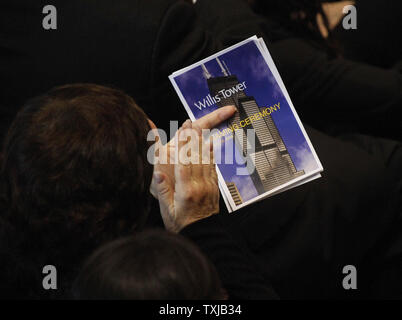 Uno spettatore applaude durante una cerimonia di ridenominazione di Willis Tower a Chicago il 16 luglio 2009. La londinese Willis Group Holdings assicurata i diritti di denominazione per la nazione grattacielo più alto del, precedentemente noto come la Sears Tower, come parte del suo contratto di affitto 140.000 piedi quadrati di spazio per uffici nell'edificio. (UPI foto/Brian Kersey) Foto Stock