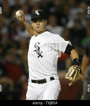 Chicago White Sox terzo baseman Gordon Beckham getta al primo di base al ritiro New York Yankees' Jose Molina durante il terzo inning a U. S. Cellular Field a Chicago il 30 luglio 2009. UPI/Brian Kersey Foto Stock