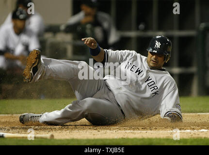 New York Yankees' Jose Molina punteggi sul New York Yankees" Johnny Damon's RBI double durante il sesto inning contro il Chicago White Sox in U. S. Cellular Field a Chicago il 30 luglio 2009. UPI/Brian Kersey Foto Stock