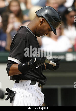 Chicago White Sox's Alexei Ramirez guarda al suo bat dopo aver depennato durante il quarto inning contro i Boston Red Sox in U.S. Cellular Field a Chicago il 6 settembre 2009. Il Red Sox ha vinto 6-1 UPI/Brian Kersey Foto Stock