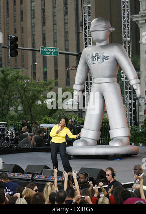 Oprah Winfrey pompe fino alla folla durante una nastratura della stagione 24 Lancio di partito per l'esposizione di Oprah Winfrey a Chicago il 8 settembre 2009. Migliaia parteciparono la nastratura pubblica svoltasi nel mezzo di Michigan Avenue sulla dal Magnificent Mile di Chicago al quartiere per lo shopping. UPI/Brian Kersey Foto Stock