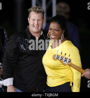 Oprah Winfrey (R) abbraccia il cantante Gary LeVox di Rascal Flatts durante una nastratura della stagione 24 Lancio di partito per l'esposizione di Oprah Winfrey a Chicago il 8 settembre 2009. Migliaia parteciparono la nastratura pubblica svoltasi nel mezzo di Michigan Avenue sulla dal Magnificent Mile di Chicago al quartiere per lo shopping. UPI/Brian Kersey Foto Stock