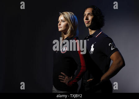 Ballerini ghiaccio Tanith Belbin (L) e Ben Agosto posare per un ritratto al 2010 Stati Uniti Olympic Team Media Vertice di Chicago il 12 settembre 2009. UPI/Brian Kersey Foto Stock