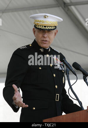 Gen. James T. Conway, 34th Comandante del Corpo della Marina degli Stati Uniti, parla durante la cerimonia di inaugurazione per la Medaglia Annuale della Convenzione onore al Soldier Field di Chicago il 15 settembre 2009. UPI/Brian Kersey Foto Stock