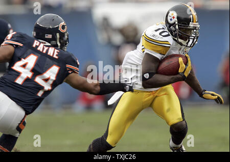 Pittsburgh Steelers wide receiver Santonio Holmes (10) si rompe un placcaggio da Chicago Bears safety Kevin Payne (44) durante il secondo trimestre al Soldier Field di Chicago il 20 settembre 2009. UPI /Mark Cowan Foto Stock