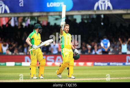 Australia Aaron Finch celebra il raggiungimento del suo secolo durante la ICC Cricket World Cup group stage corrispondono a Lord's, Londra. Foto Stock