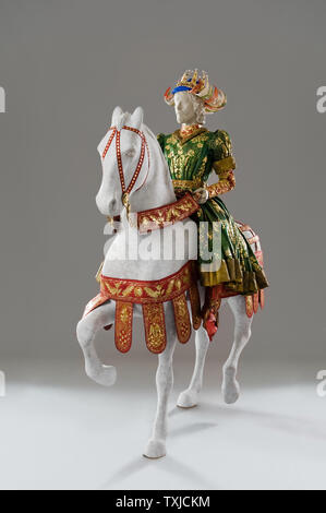 King Manichini a cavallo indossando il costume di carta di Isabelle de Borchgrave Foto Stock