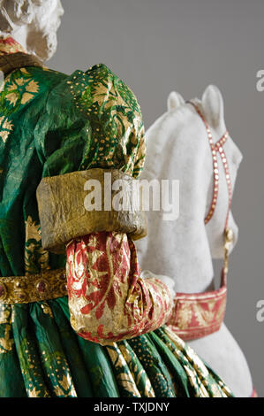 Manichino a cavallo indossando il costume di carta di Isabelle de Borchgrave Foto Stock