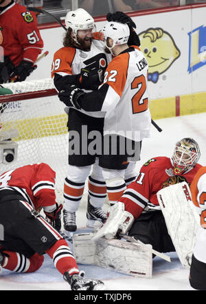 Philadelphia Flyers ala sinistra Ville Leino (22) celebra il suo primo periodo passato obiettivo Chicago Blackhawks goalie Antti Niemi (31) con il compagno di squadra Scott Hartnell (19) nel gioco 1 del 2010 Stanley Cup finale presso la United Center di Chicago, 29 maggio 2010. (UPI foto/Mark Cowan) Foto Stock