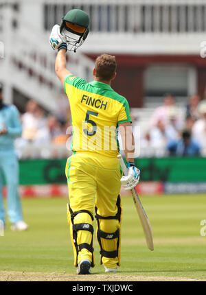 Australia Aaron Finch celebra il raggiungimento del suo secolo durante la ICC Cricket World Cup group stage corrispondono a Lord's, Londra. Foto Stock