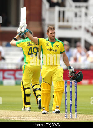 Australia Aaron Finch celebra il raggiungimento del suo secolo durante la ICC Cricket World Cup group stage corrispondono a Lord's, Londra. Foto Stock