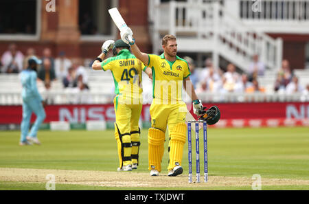 Australia Aaron Finch celebra il raggiungimento del suo secolo durante la ICC Cricket World Cup group stage corrispondono a Lord's, Londra. Foto Stock