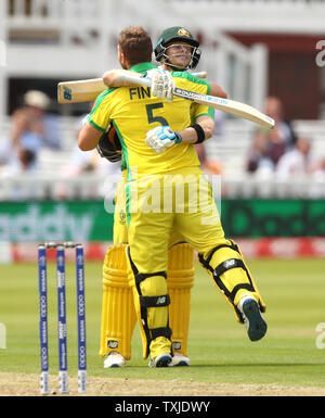 Australia Aaron Finch celebra il raggiungimento del suo secolo con Steve Smith (sinistra) durante la ICC Cricket World Cup group stage corrispondono a Lord's, Londra. Foto Stock