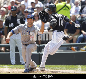 Chicago White Sox's Alexei Ramirez (R) si allunga per primo su un infield single come Chicago Cubs primo baseman Xavier Nady le catture di gettare dal terzo baseman Aramis Ramirez durante il secondo inning a U.S. Cellular Field a Chicago il 27 giugno 2010. UPI/Brian Kersey Foto Stock