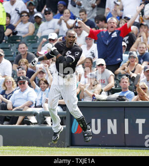 Chicago White Sox's Alexei Ramirez reagisce dopo essere stato chiamato alla prima base dopo aver colpito una palla di massa contro il Chicago Cubs durante il settimo inning a U.S. Cellular Field a Chicago il 27 giugno 2010. Il Cubs ha vinto 8-6. UPI/Brian Kersey Foto Stock