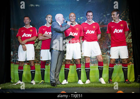 Il Manchester United annunciatore Alan Keegan (C) introduce i giocatori Ryan vedi figg. *** (L-R), Gabriel Obertan, Wes Brown, John O'Shea e Dimitar Berbatov come modello il team new jersey in corrispondenza di un evento di inaugurazione a Chicago il 14 luglio 2010. Il Chicago basato conglomorate assicurazione Aon Corporation sostituito American International Group o A.I.G. come il team di sponsor principale in un riservate quattro anni di trattativa creduto per essere il più redditizio nel calcio. UPI/David banche Foto Stock