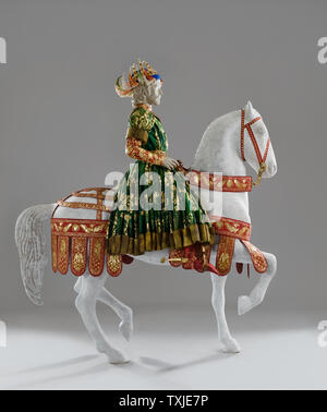 King Manichini a cavallo indossando il costume di carta di Isabelle de Borchgrave Foto Stock