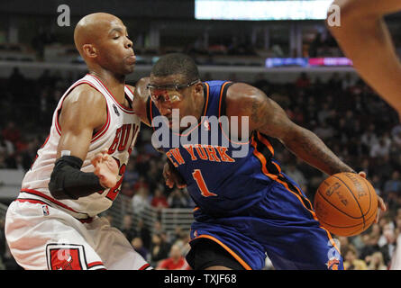 New York Knicks avanti Amar"e Stoudemire (R) rigidi su Chicago Bulls avanti Taj Gibson durante il primo trimestre presso la United Center a Chicago il 4 novembre 2010. UPI/Brian Kersey Foto Stock