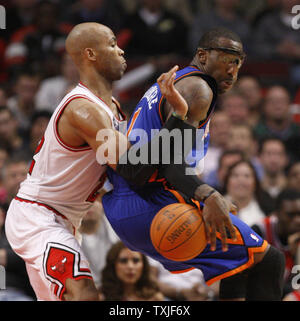 New York Knicks avanti Amar"e Stoudemire (L) perde la palla come Chicago Bulls avanti Taj Gibson difende durante il quarto trimestre presso la United Center a Chicago il 4 novembre 2010. Il Knicks ha vinto 120-112. UPI/Brian Kersey Foto Stock