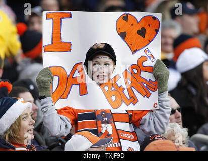 A Chicago Bears fan il tifo per il suo team che svolgono Philadelphia Eagles al Soldier Field di Chicago il 28 novembre 2010. UPI/Brian Kersey Foto Stock