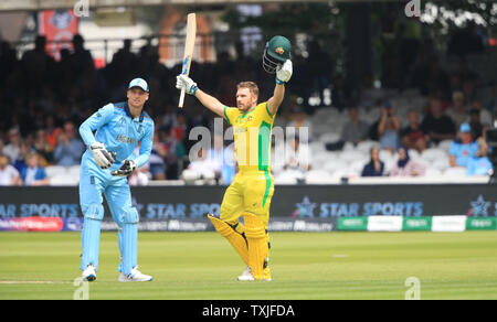 Aaron Finch in Australia celebra il raggiungimento del suo secolo durante la partita di gruppo della Coppa del mondo di cricket ICC al Lord's, Londra. Foto Stock