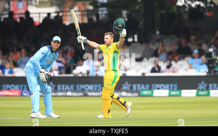 Australia Aaron Finch celebra il raggiungimento del suo secolo durante la ICC Cricket World Cup group stage corrispondono a Lord's, Londra. Foto Stock