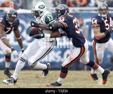 New York getti wide receiver Braylon Edwards (17) gira upfield per un 19-cantiere guadagno nella parte anteriore del Chicago Bears cornerback Charles Tillman (33) durante il secondo trimestre al Soldier Field di Chicago il 26 dicembre 2010. UPI /Mark Cowan Foto Stock