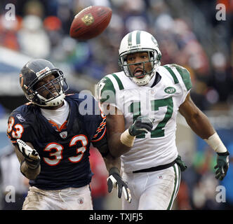 Chicago Bears cornerback Charles Tillman (33) e New York getti wide receiver Braylon Edwards (17) non è in grado di arrivare a un marchio Sanchez passare durante il quarto trimestre di orsi 38-34 vincere a Soldier Field a Chicago il 26 dicembre 2010. UPI /Mark Cowan Foto Stock