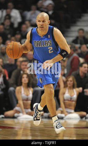 Dallas Mavericks guard Jason Kidd porta la palla fino alla Corte nel corso del primo trimestre contro il Chicago Bulls presso la United Center di Chicago il 20 gennaio 2011. UPI/Brian Kersey Foto Stock
