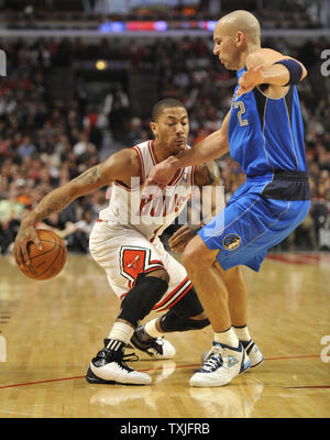 Chicago Bulls guard Derrick Rose (L) rigidi come Dallas Mavericks guard Jason Kidd difende durante il terzo trimestre al United Center di Chicago il 20 gennaio 2011. I tori ha vinto 82-77. UPI/Brian Kersey Foto Stock