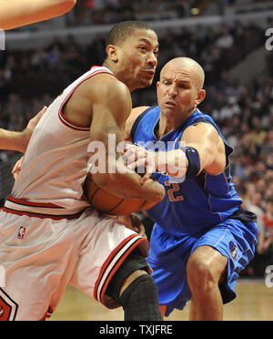 Dallas Mavericks guard Jason Kidd (R) raggiunge in su Chicago Bulls guard Derrick Rose durante il quarto trimestre presso la United Center di Chicago il 20 gennaio 2011. I tori ha vinto 82-77. UPI/Brian Kersey Foto Stock