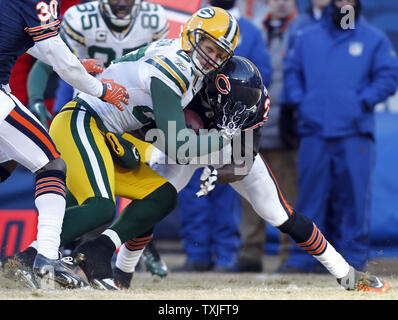 Chicago Bears cornerback Charles Tillman (33) colpisce il Green Bay Packers wide receiver Jordy Nelson (87) durante il secondo trimestre del loro NFC Championship playoff game al Soldier Field di Chicago il 23 gennaio 2011. UPI /Mark Cowan Foto Stock