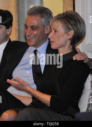 Chicago Mayoral candidate Rahm Emanuel (L) orologi elezione ritorna con sua moglie Amy regola prima di una elezione-notte rally in Chicago il 22 febbraio 2011. UPI/Brian Kersey Foto Stock