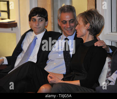 Chicago Mayoral candidate Rahm Emanuel (C) orologi elezione torna con il suo figlio Zach (L) e la moglie Amy regola prima di una elezione-notte rally in Chicago il 22 febbraio 2011. UPI/Brian Kersey Foto Stock