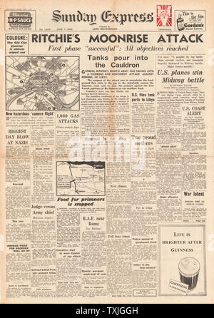 1942 front page Sunday Express battaglia per la Libia, RAF bombardamenti sull' Europa occidentale Foto Stock