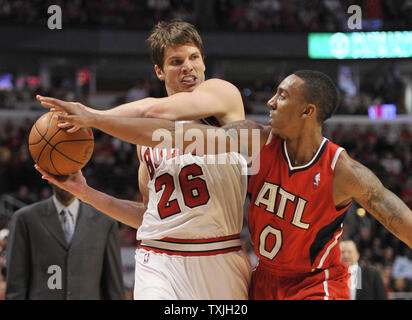 Atlanta Hawks guard Jeff Teague (R) pressioni Chicago Bulls avanti Kyle Korver durante il quarto trimestre del gioco 2 di NBA Eastern Conference semifinali presso la United Center a Chicago il 4 maggio 2011. I tori ha vinto 86-73. UPI/Brian Kersey Foto Stock