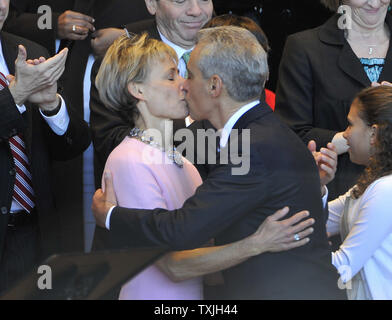 Rahm Emanuel (R) baci di sua moglie Amy regola dopo aver prestato giuramento di ufficio come sindaco di Chicago durante una cerimonia inaugurale presso il Millennium Park il 16 maggio 2011. Emanuel assume per Richard M. Daley, che aveva servito nel post dal 1989. UPI/Brian Kersey Foto Stock