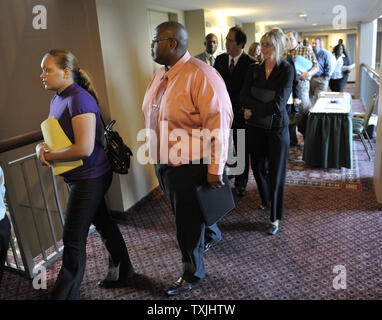 In cerca di occupazione la linea fino a una fiera del lavoro apre il 24 agosto 2011 a Lombard, Illinois. Il seasonably regolato tasso di disoccupazione per Illinois è a 9.5 percento come posti di lavoro e la creazione di posti di lavoro continua ad essere un caldo problema politico. UPI/Brian Kersey Foto Stock