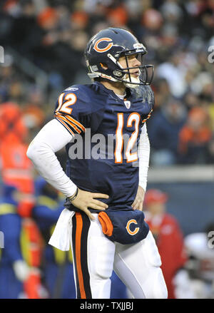 Chicago Bears quarterback Caleb Hanie (12) sorge sul campo durante il quarto trimestre a Soldier Field su dicembre 4, 2011 a Chicago. I capi hanno vinto 10-3. UPI/Brian Kersey Foto Stock