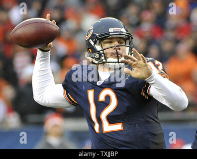 Chicago Bears quarterback Caleb Hanie (12) passa nel corso del quarto trimestre contro i Kansas City Chiefs al Soldier Field su dicembre 4, 2011 a Chicago. I capi hanno vinto 10-3. UPI/Brian Kersey Foto Stock