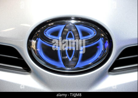Il logo Toyota è visto su una Prius ibrida plug-in presso la società del display durante il Chicago Auto Show al McCormick Place il 9 febbraio 2012 a Chicago. UPI/Brian Kersey Foto Stock