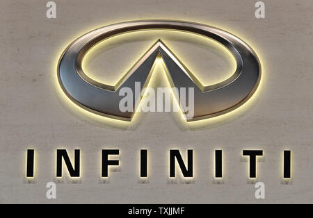 La Infiniti logo è visto presso la società del display durante il Chicago Auto Show al McCormick Place il 9 febbraio 2012 a Chicago. UPI/Brian Kersey Foto Stock