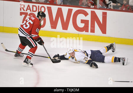 Chicago Blackhawks center Andrew Shaw (L) e Nashville Predators defenceman Ryan Suter andare per il puck durante il primo periodo alla United Center su marzo, 25, 2012 in Chicago. UPI/Brian Kersey Foto Stock