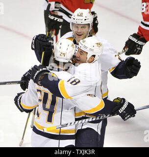 Nashville Predators ala destra Brandon Yip (R), abbracci ala destra Matt Halischuk (L) come si celebra con il centro Paul Gaustad dopo Halischuk's obiettivo durante il primo periodo contro i Chicago Blackhawks presso la United Center su marzo, 25, 2012 in Chicago. UPI/Brian Kersey Foto Stock