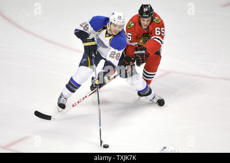 Louis Blues defenceman Carlo Colaiacovo (L) e Chicago Blackhawks center Andrew Shaw andare per il puck durante il terzo periodo presso la United Center il 29 marzo 2012 a Chicago. Il Blackhawks ha vinto 4-3 in una sparatoria. UPI/Brian Kersey Foto Stock