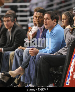 Dallas Mavericks proprietario Mark Cuban siede corte lato come la sua squadra gioca il Chicago Bulls presso la United Center il 21 aprile 2012 a Chicago. UPI/Brian Kersey Foto Stock