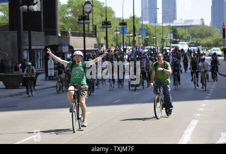 Manifestanti cavalcare le loro biciclette al Consolato canadese a dimostrare contro l'Athabasca oil sands produzione e la pipeline di Keystone, 17 maggio 2012 a Chicago. La protesta si è svolta come parte del giro le dimostrazioni che conduce fino al vertice della NATO che si terrà il 20 maggio e 21 maggio a Chicago. UPI/Brian Kersey Foto Stock